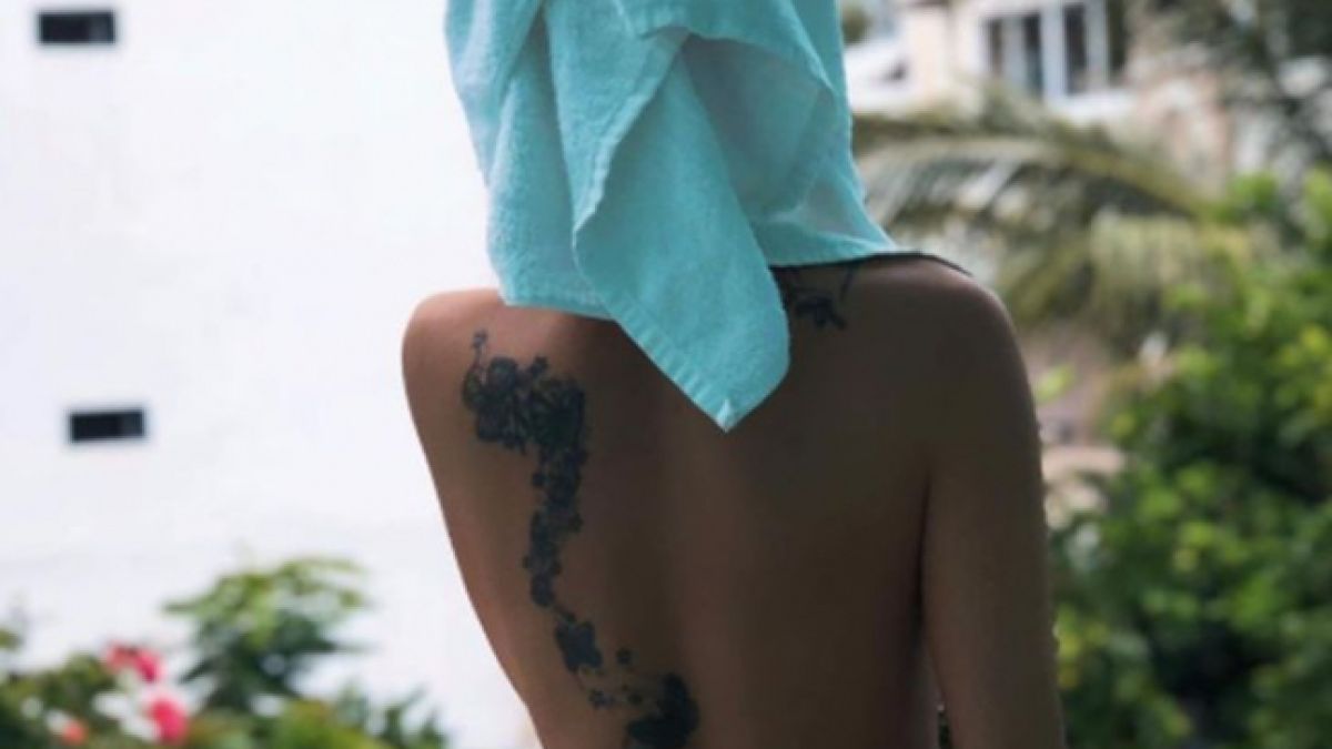 Джулиана се показа отзад по без нищо (СНИМКА 18+)