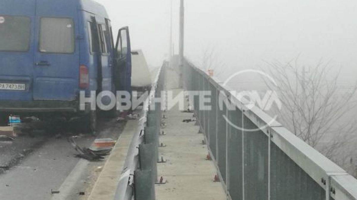 Първи СНИМКИ и ВИДЕО от кошмарната катастрофа с 5 трупа на надлеза край Звъничево