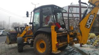 Когато дядо Коледа не раздава подаръци, работи като... багерист в Пловдив (СНИМКА)