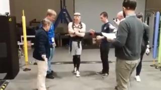 Астронавт от НАСА показа на ВИДЕО как се учи отново да ходи след 197 денонощия в Космоса