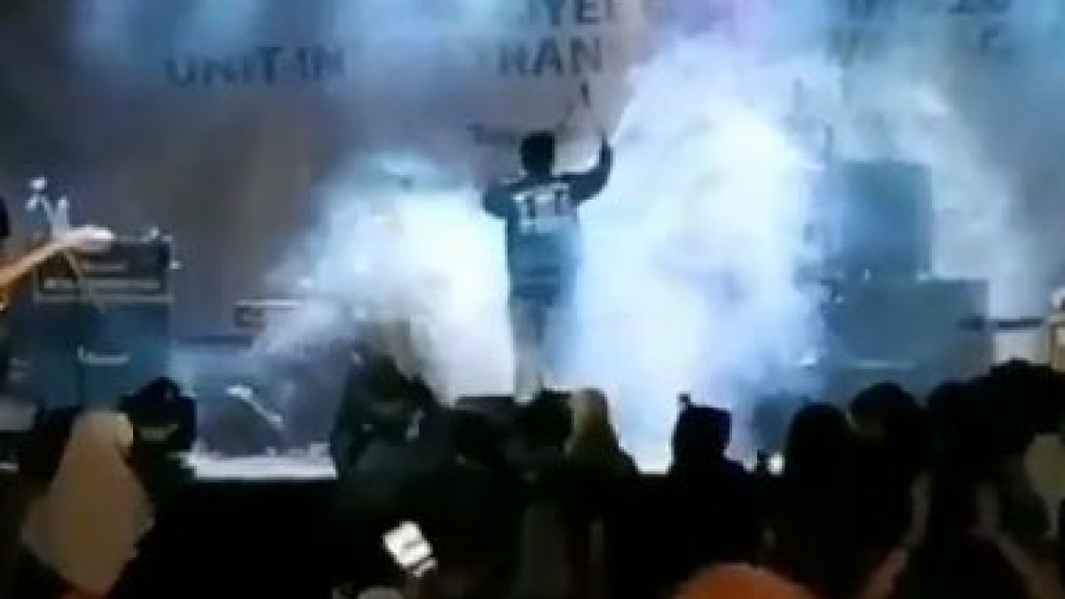 Ужасяващо ВИДЕО показва как цунамито в Индонезия отнесе музиканти и зрители на концерт