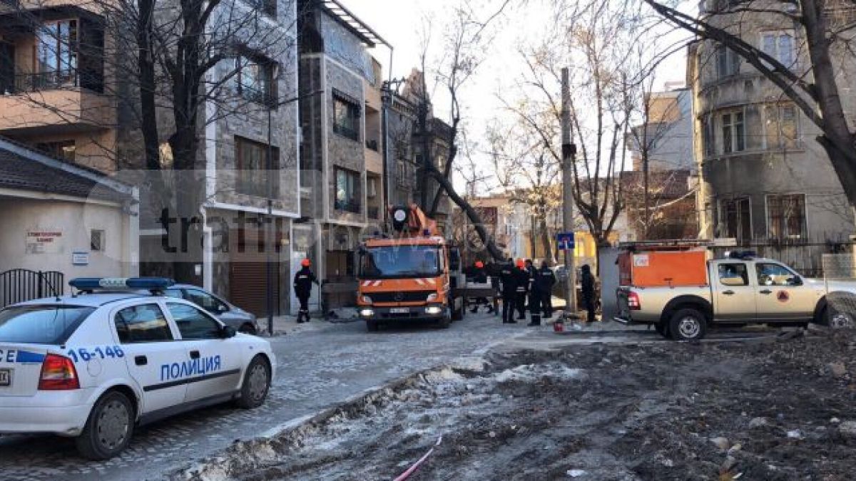 Стихия! Трясък и ужас на ул."Хъшовска" в Пловдив, струпаха се полицаи и пожарникари! (СНИМКИ)