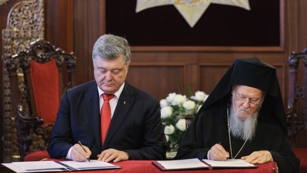 Вартоломей си призна какво е взел от Порошенко, за да даде автокефалия
