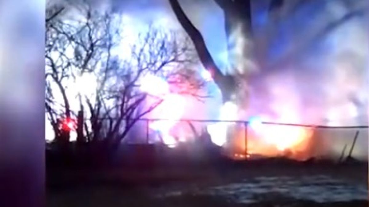 Ужасяващо ВИДЕО показва как самолет се разбива в жилищни сгради