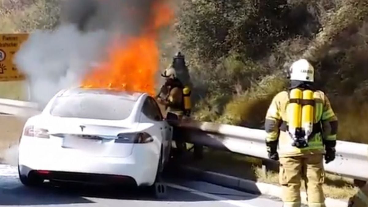 Безвредни ли?! Tesla Model S гори и бълва страшни отрови, 35 пожарникари я гасят с над 11 тона вода и пак пламва! (СНИМКИ/ВИДЕО)