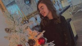 Първо в БЛИЦ! Крисия се премени в черно и започна да се кипри до... (СНИМКИ)