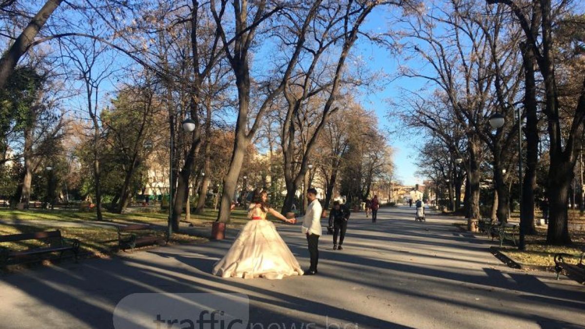 Красива ромска булка, накичена със злато, прикова погледите на пловдивчани (СНИМКИ)