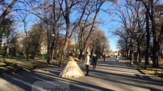 Красива ромска булка, накичена със злато, прикова погледите на пловдивчани (СНИМКИ)