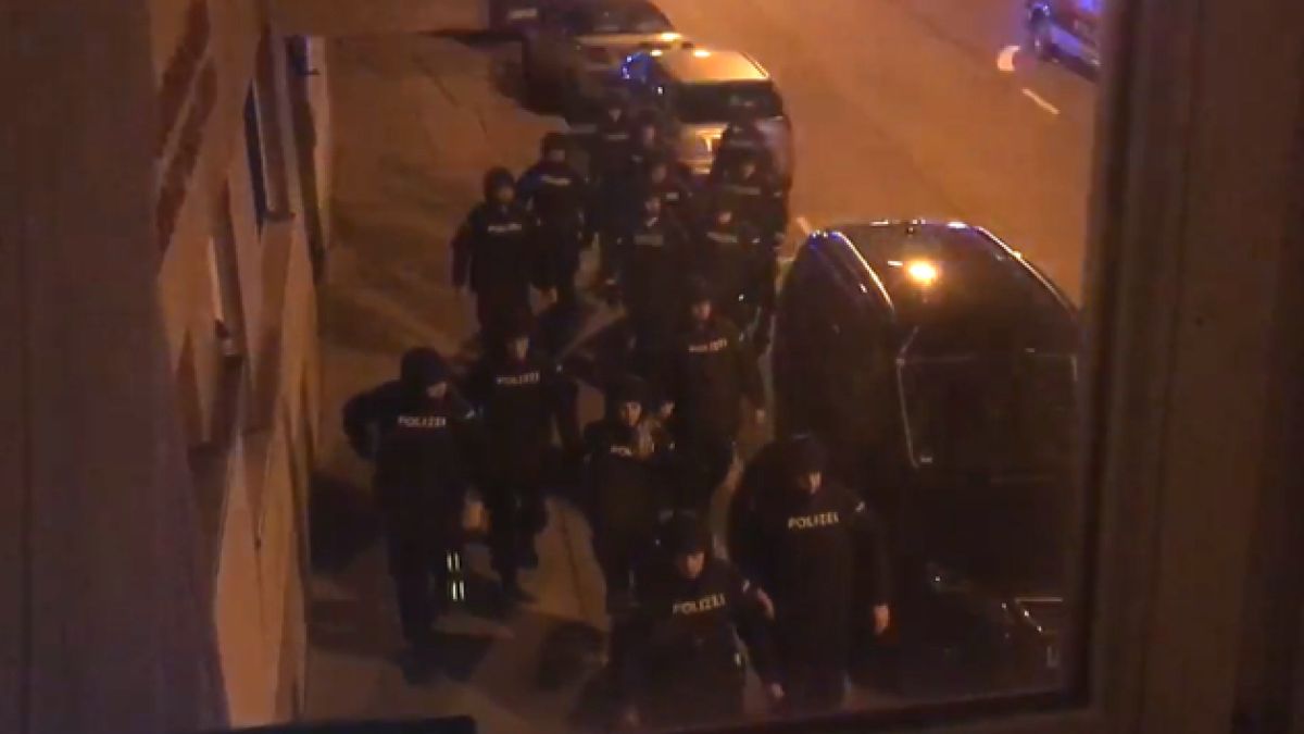 Стрелба на месо и писъци пронизаха Виена, кръжат хеликоптери, отряд "Кобра" е в действие, страшно е! (СНИМКИ/ НА ЖИВО)