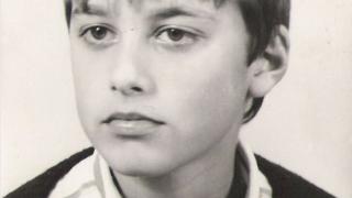 Хайде на бас, че няма да го познаете! Той е сексимвол на българското кино, но тук е неузнаваем! (СНИМКА)