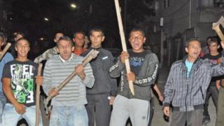 Циганско безчинство навръх Бъдни вечер! Трима нахлуха с колове в дома на гард, посегнаха на инвалид и 9-годишно дете 