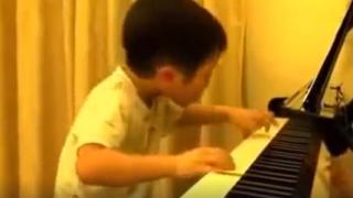 Това момченце ще ви остави без думи! (ВИДЕО)
