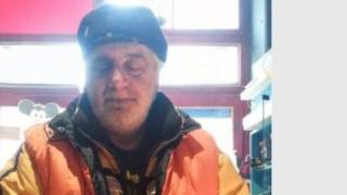 Познавате ли го? Това е рокерът, който става посред нощ да търси съкровища (СНИМКИ)