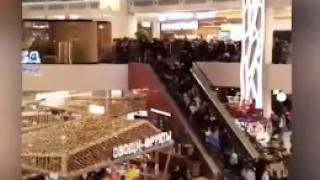 Паника край Москва! Евакуираха над 5000 души от търговски център (ВИДЕО)