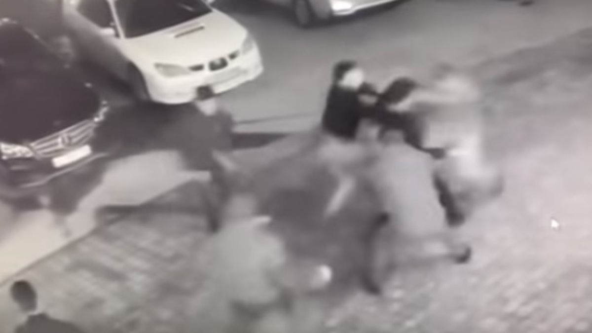Зверски екшън! Масов бой и стрелба заради сервитьорки в заведение (ВИДЕО)