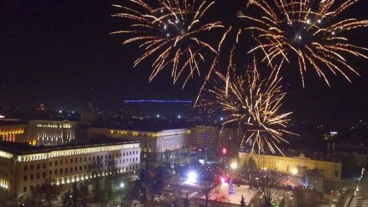 350 полицаи охраняват площад „Александър Батенберг”, готвят солени глоби за феновете на пиротехниката