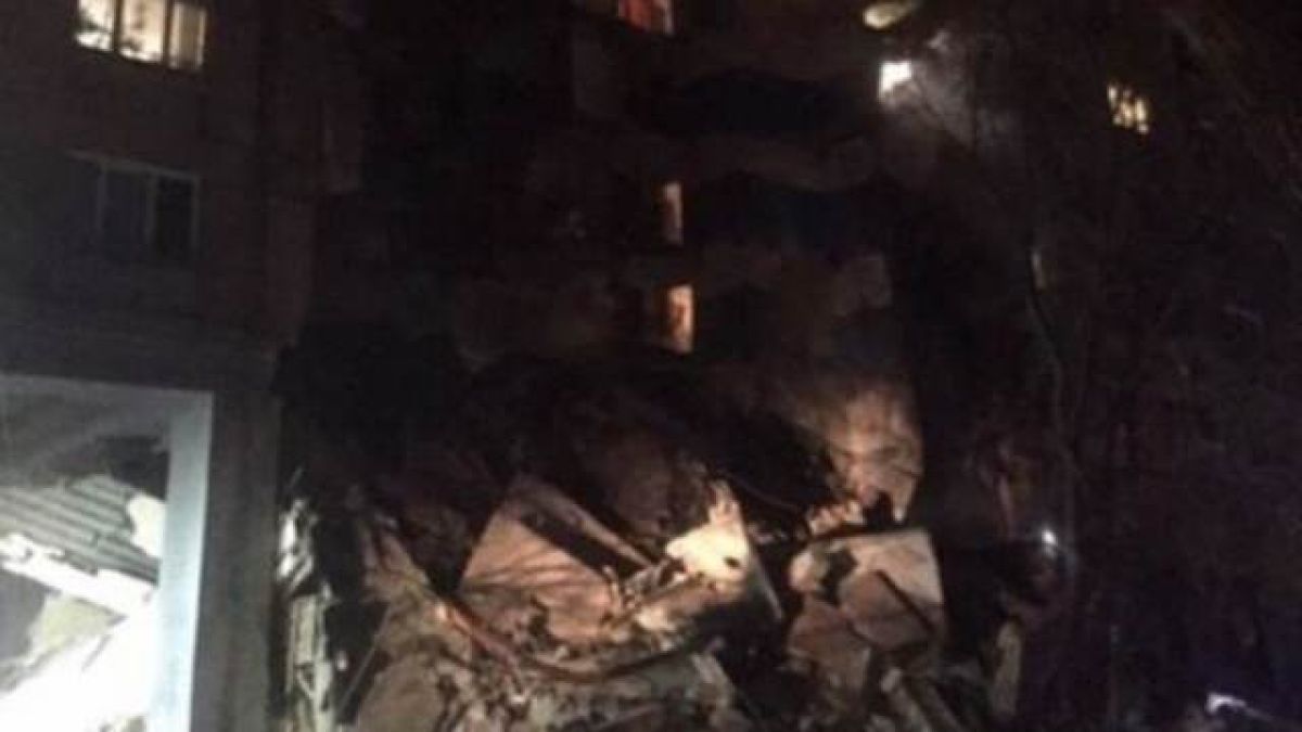 Огромна трагедия в Русия в навечерието на новата година, спасители вадят трупове от разрушена сграда (ВИДЕО)