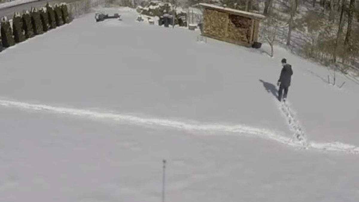 Невероятно е какво направи този мъж, само и само да е под палмите (ВИДЕО)