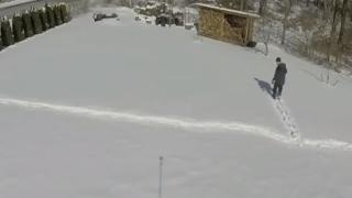 Невероятно е какво направи този мъж, само и само да е под палмите (ВИДЕО)