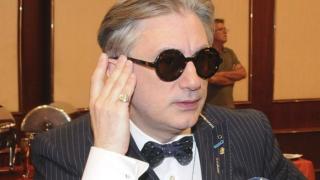 Денди вършее из долнопробните кръчми с младо гадже 