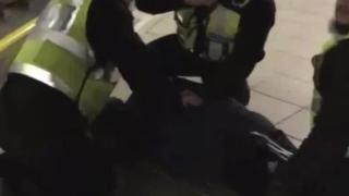 Мъж влетя на гара в Манчестър и с викове "Аллах Акбар" започна да мушка наред (СНИМКИ)