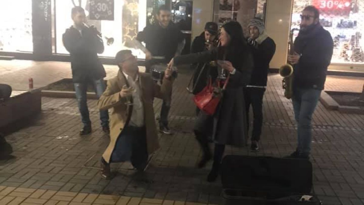 Само в БЛИЦ! Това момиче със сигурност ще помни цял живот разходката си по „Витошка” в края на миналата година