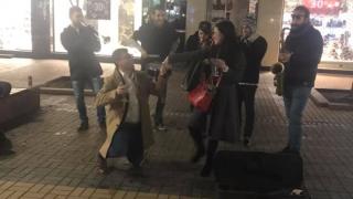 Само в БЛИЦ! Това момиче със сигурност ще помни цял живот разходката си по „Витошка” в края на миналата година