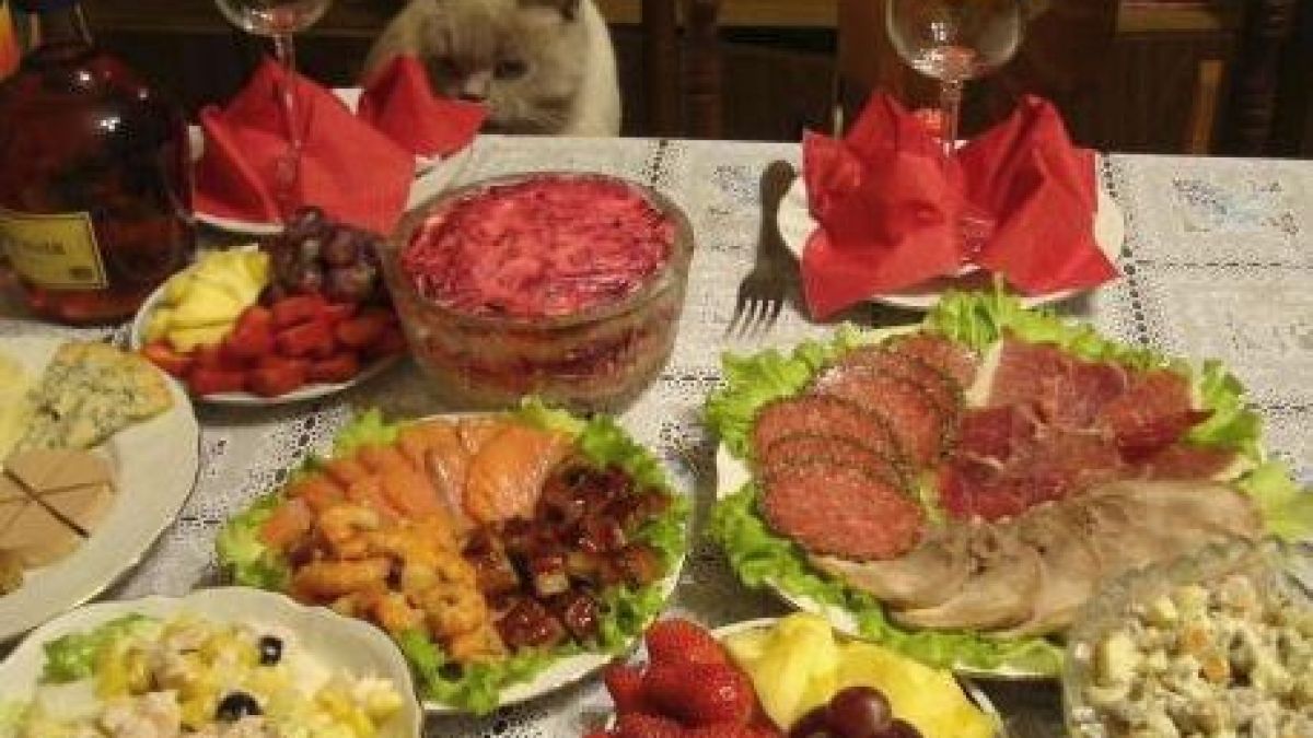 Детенце реши да похапне от вкусотиите на новогодишната трапеза и стана голяма беля 