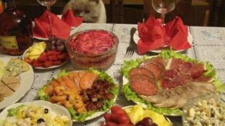 Детенце реши да похапне от вкусотиите на новогодишната трапеза и стана голяма беля 