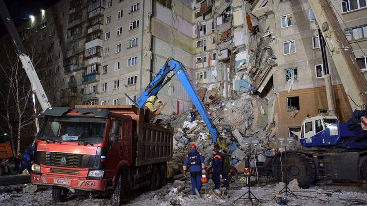 Чудо! Извадиха живо 11-месечно бебе изпод развалините в Магнитогорск (ВИДЕО)