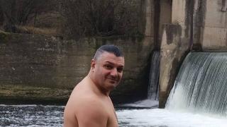 Смелчага събра очите на всички навръх 1 януари! Съблече се по плувки край река Янтра и... (СНИМКИ)