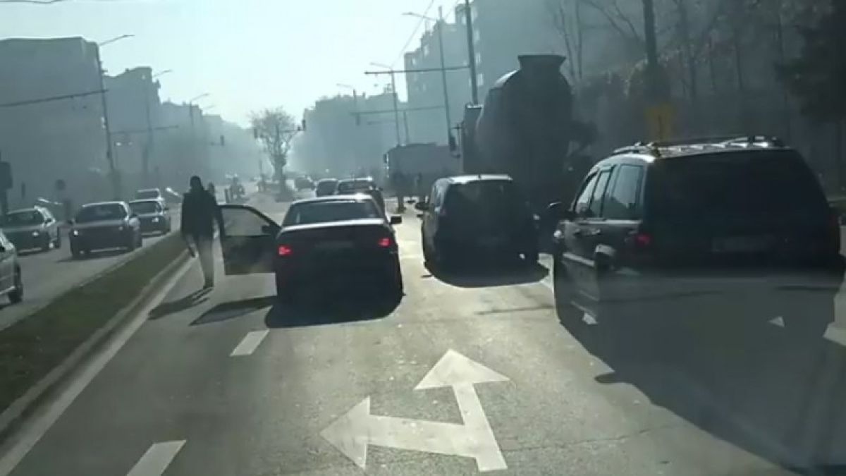 Поредна агресия на пътя! Бесен пловдивчанин потроши кола след катастрофа 