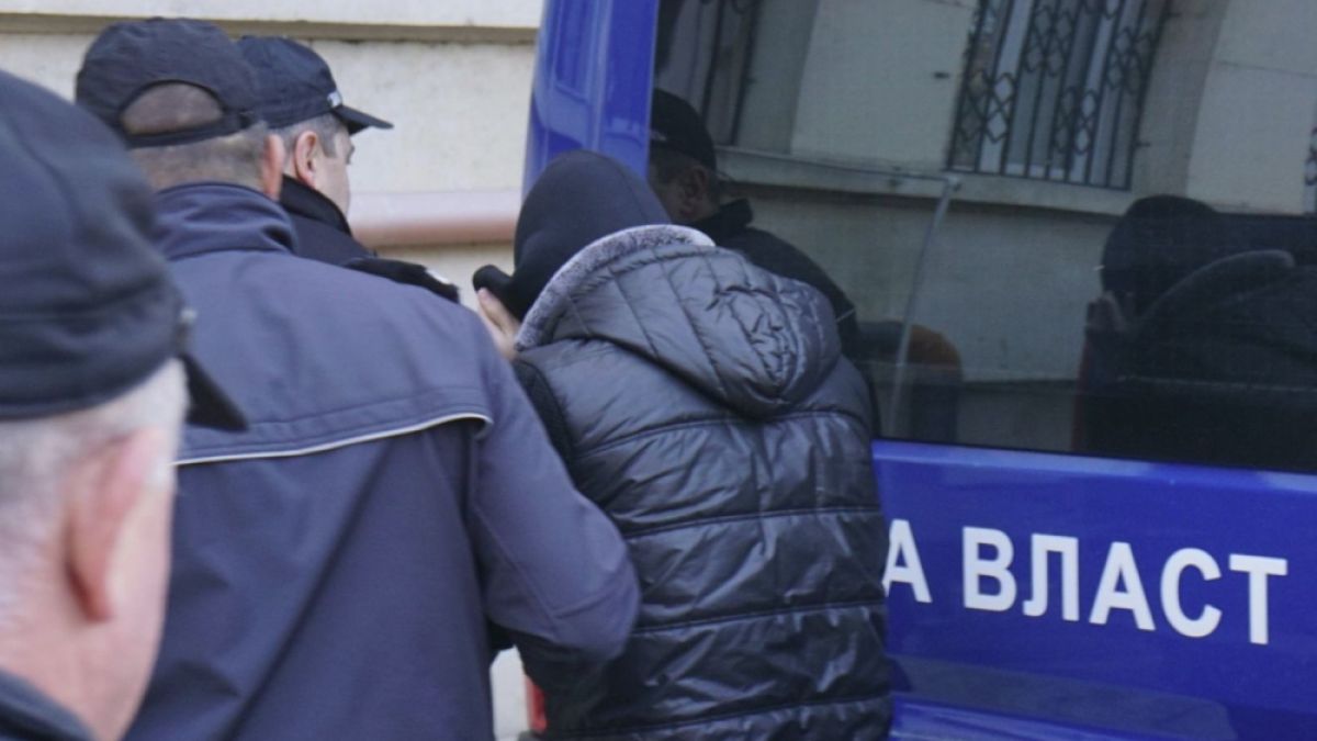 Слабичкият Владислав, убил баща си навръх Нова година, влезе с белезници в съда, но... (СНИМКИ) 