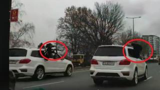 Стряскащи СНИМКИ и ВИДЕО: Мъже с калашници и лъскави бели джипове изправиха на нокти Асеновград