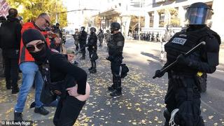 Протестираща феминистка се гаври с полицай: "Имате ли софтуер за анално разпознаване?" (ВИДЕО)