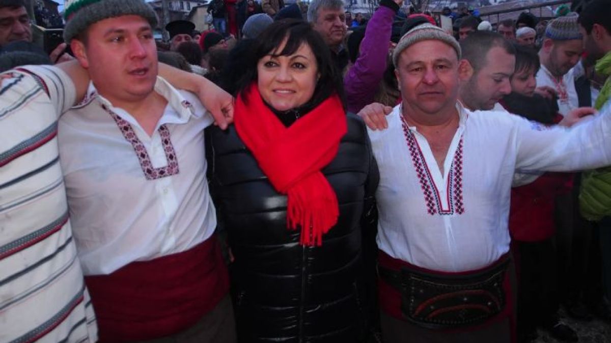 Нинова се хвана на хорото в Калофер (СНИМКИ)