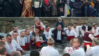 БЛИЦ TV: 100-на калоферци нагазиха в ледените води на Тунджа, кръстът отиде при... 