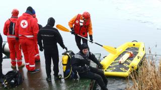Човек на БЛИЦ скочи в ледените води, за да извади кръста навръх Богоявление (СНИМКИ)