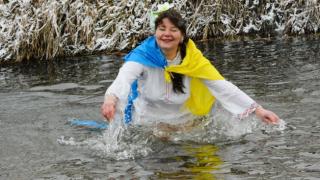 Мъжкарана: Тази дама се потопи в Харманлийска река за Богоявление (СНИМКИ)