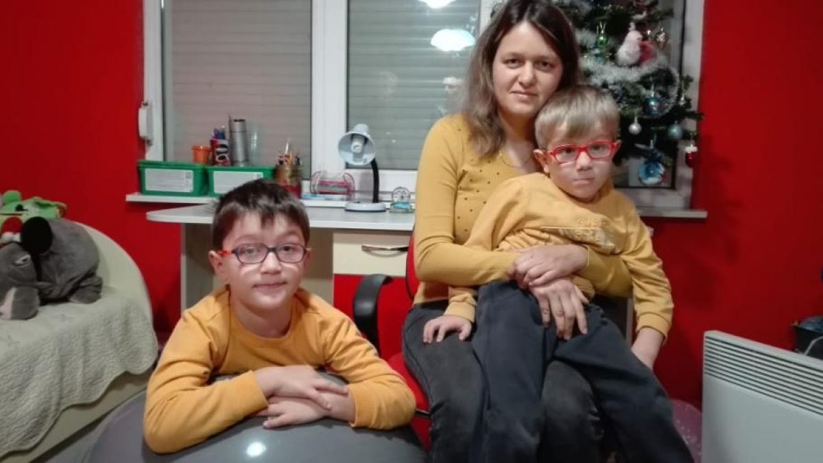 Братчета се борят с тежко генетично заболяване докато майка им…