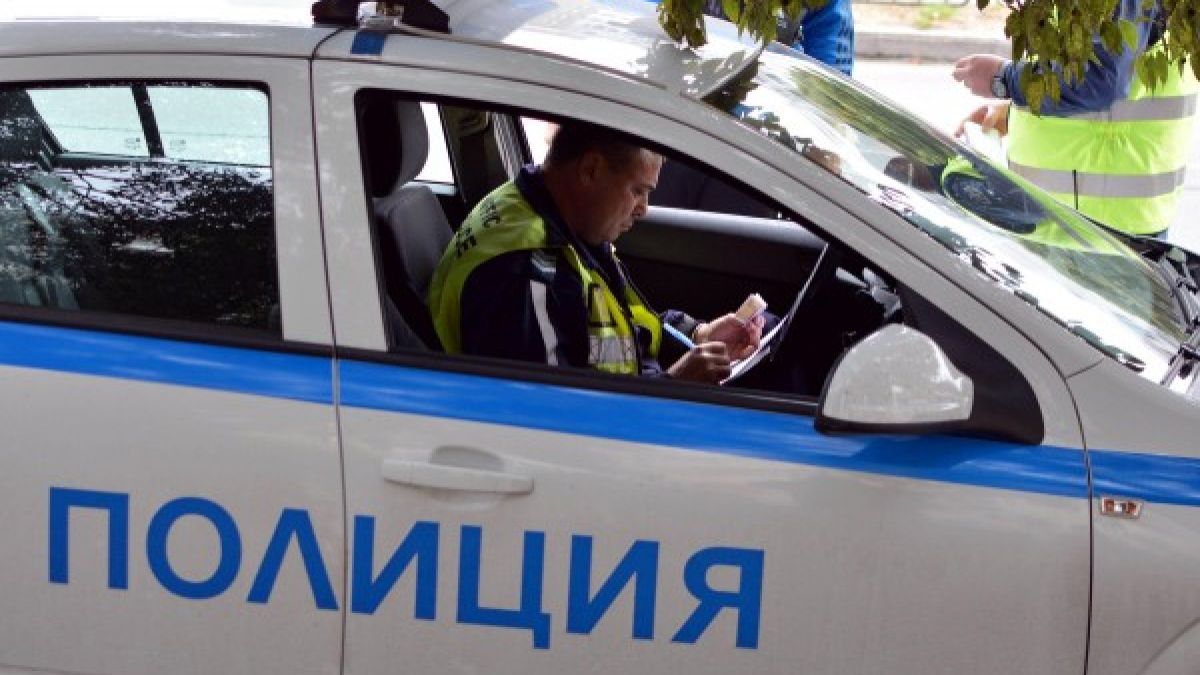Сигнал до БЛИЦ: Шофьор помете две коли в София