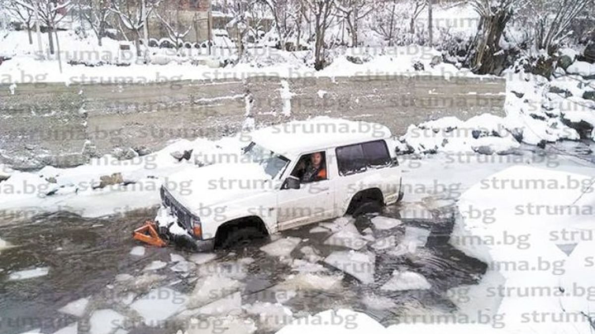 Кметът на Бистрица превърна джипа си в ледоразбивач (СНИМКА)