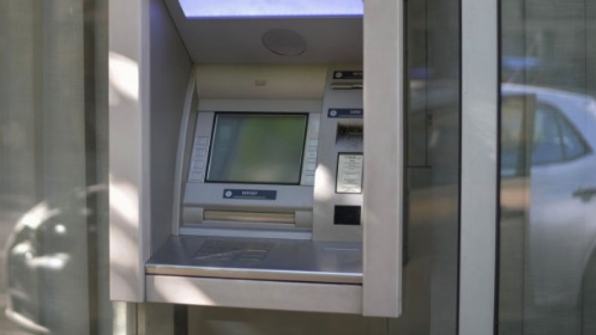 Топ мошеничка натрупа стотици хиляди евро от измами, полицията не може да я открие