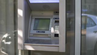 Топ мошеничка натрупа стотици хиляди евро от измами, полицията не може да я открие