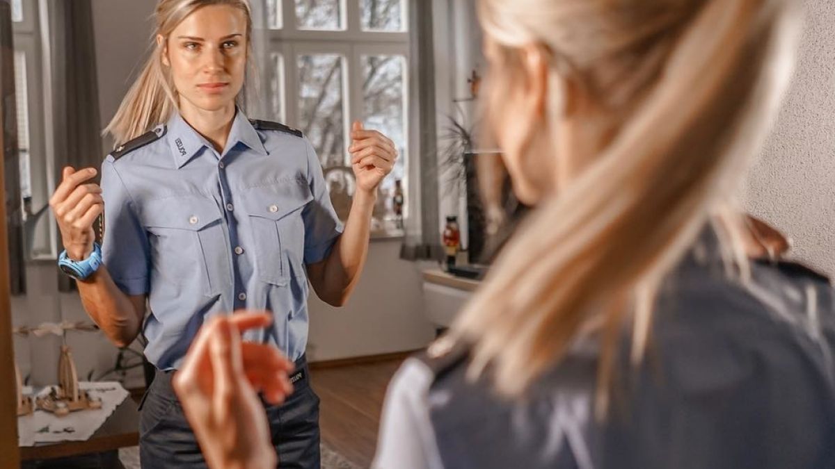 Обрат в съдбата на най-горещата полицайка в света, която се разголваше по време на пътешествия (СНИМКИ)