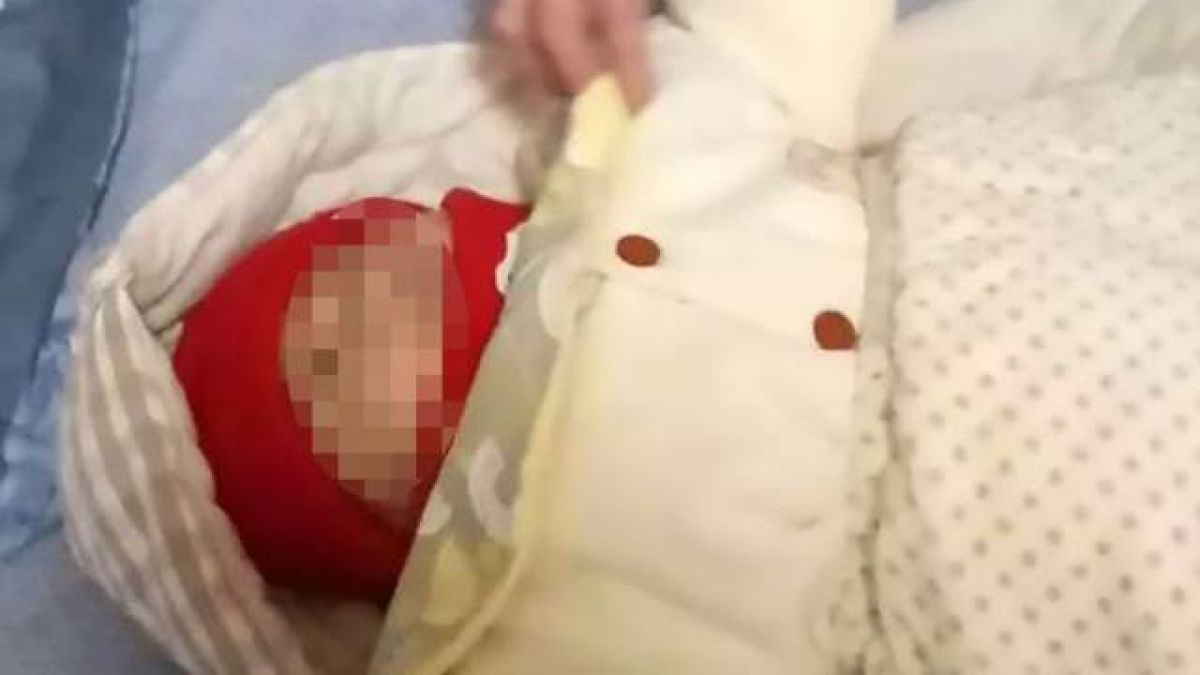 Потресаващо: Самотна майка души бебето си, за да си върне своя съпруг (СНИМКИ)