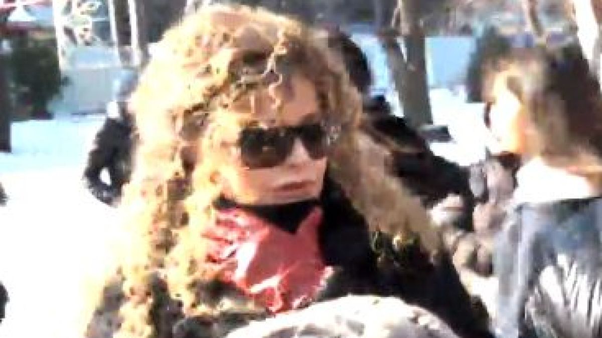 Покъртителни СНИМКИ: Съкрушената Алекс Сърчаджиева обляна в сълзи до ковчега на Ласкин!