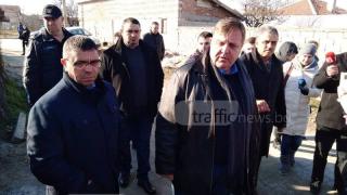 Циганите от Войводиново потънаха вдън земя, а Каракачанов отсече: Махалата да бъде срината незабавно! (СНИМКИ)