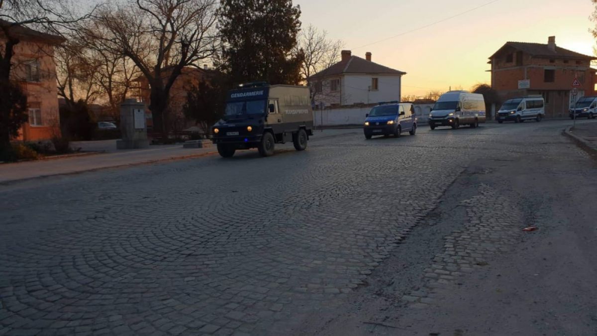 БЛИЦ TV: Генерал Шивиков зове парашутистите на мирен протест срещу циганския произвол, хора го питат: А оръжие нямате ли?! 