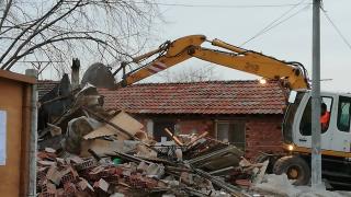 Багер нагази в махалата във Войводиново, започна събарянето (СНИМКИ)